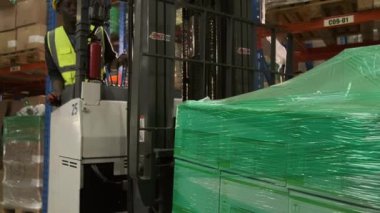 Mühendis ya da işçi depolama fabrikasındaki yük vagonunu kontrol edecek.