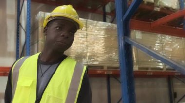 Depoda çalışan işçi ya da mühendis.