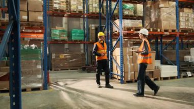 Bir grup endüstri işçisi depo fabrikasında çalışıyor ve tartışıyorlar..