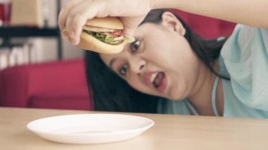 Şişman kadına yaklaşın, tabağa hamburger bırakın, yavaş yavaş..