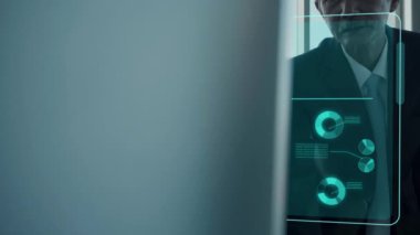 İki işadamı görünümlü bilgisayar etkileşimli olarak istatistiksel grafik ve grafikler gösterir