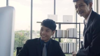 İki işadamı görünümlü bilgisayar etkileşimli olarak istatistiksel grafik ve grafikler gösterir