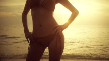 Gün batımında sahilde dinlenen güzel kadın..