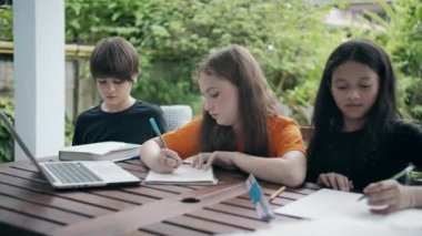 Bir grup çocuk evde öğreniyor ve dinleniyor.