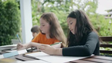 Bir grup çocuk evde öğreniyor ve dinleniyor.