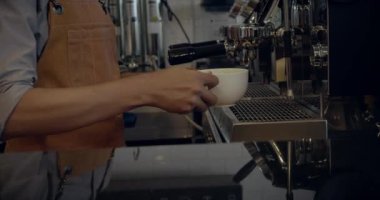 Kahve dükkanında kahve servisi yapan barista.. 