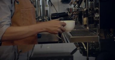 Kahve dükkanında kahve servisi yapan barista.. 