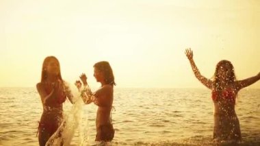 İş adamlarından oluşan bir ekip çalışıyor ve görevleri hakkında tartışıyorlar..