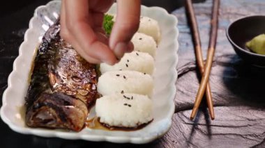 Japon yemeği ızgara Saba balığı ya da tatlı soslu uskumru balığı ve Japon pirinci. 