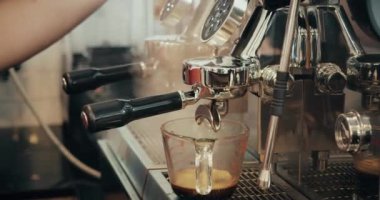 Barista kahve makinesiyle kahve yapıyor..