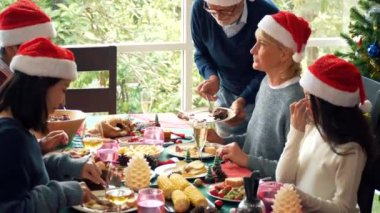 Aile Noel 'i kutlarken ve evde mutlu yıllar..