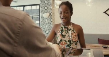 Kahve dükkanında kahve servisi yapan barista.. 