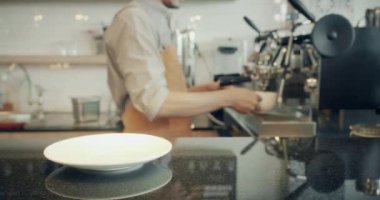 Kahve dükkanında kahve servisi yapan barista.. 