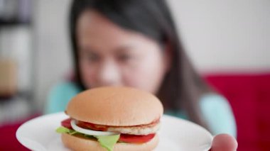 Şişman kadın hamburger yiyip yememeye karar veriyor.