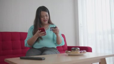 Şişman kadın donut yemekten ve internetten alışveriş yapmaktan hoşlanıyor..