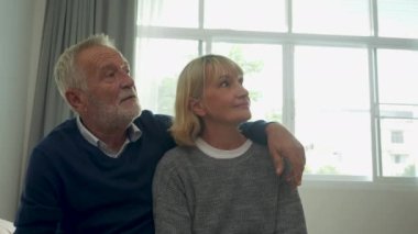 Üst düzey çiftler, Noel 'i birlikte kutlayın ve eğlenin..