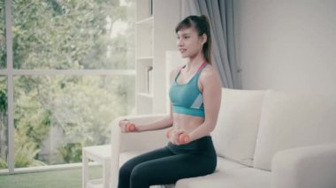 Evde halterli kadın egzersizi..