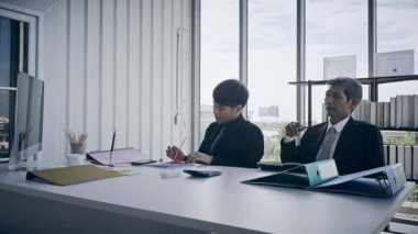 İş adamları çalışıyor ve işleri hakkında tartışıyorlar. 