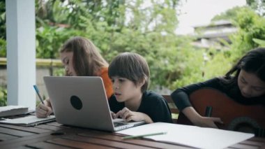 Bir grup çocuk evde öğreniyor ve dinleniyor.