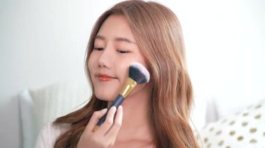 Güzellik kadın vlogger veya blogger sunum fırça ve kozmetik canlı yayın sosyal medya video. 