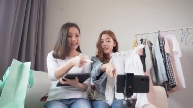 Güzellik kadın vlogger veya blog yazarı sosyal medyaya canlı yayın için giysiler sunar. 