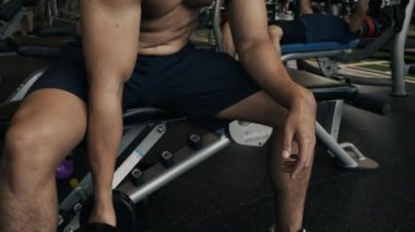 Halter salonunda egzersiz yapan erkek