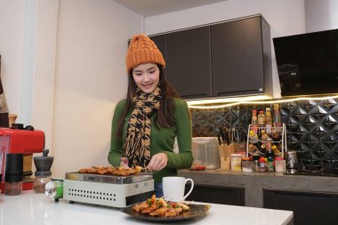 Genç Asyalı çift kış mevsiminde evlerinde yaşıyor.