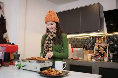 Genç Asyalı çift kış mevsiminde evlerinde yaşıyor.