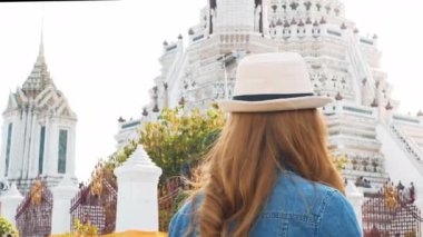 Genç Asya çift turist Backpackers Bangkok antik Tay tapınağında seyahat, Tayland.