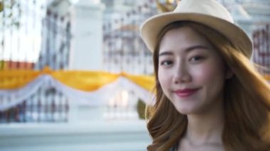 Neşeli genç turistler Bangkok Tayland 'ı gezip gezmenin keyfini çıkarıyorlar. 