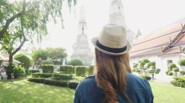 Genç Asya çift turist Backpackers Bangkok antik Tay tapınağında seyahat, Tayland.