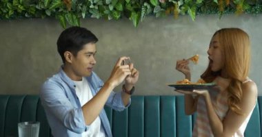 Genç Asyalı turistler Tayland 'da Pad Thai veya Tayland eriştesi yiyip eğleniyorlar..