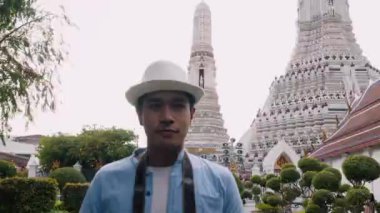Bir çift turist gezisi ve Antik Tapınak Wat Arun Tayland 'da bir fotoğraf.