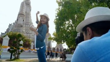 Bir çift turist gezisi ve Antik Tapınak Wat Arun Tayland 'da bir fotoğraf.