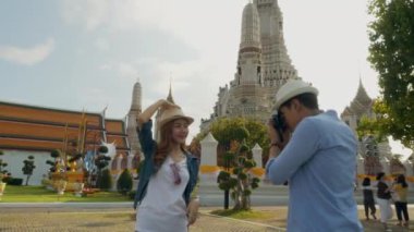 Bir çift turist gezisi ve Antik Tapınak Wat Arun Tayland 'da bir fotoğraf.