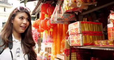Genç Asyalı kadın turist gezgin ve Çin kenti Bangkok Tayland 'da sokak yemeği yiyor.