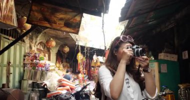 Genç Asyalı kadın turist gezgin ve Çin kenti Bangkok Tayland 'da sokak yemeği yiyor.