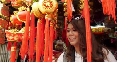 Genç Asyalı kadın turist gezgin ve Çin kenti Bangkok Tayland 'da sokak yemeği yiyor.