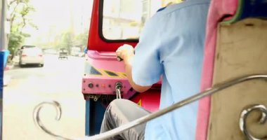 Genç Asyalı kadın gezgin Tayland 'dan Tuk Tuk' u aramak için Bangkok 'ta Üç Tekerlekli Arabayla seyahat ederken eğleniyor..