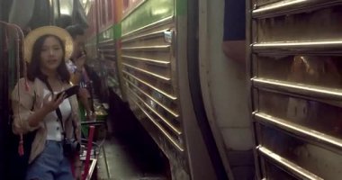 Maeklong Tren İstasyonu (Talad Rom Hub) Tayland 'da cep telefonuyla selfie çeken genç Asyalı kadın turist..