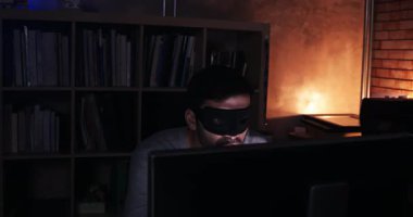 Web sitesindeki yazma kodlarını ve veri kodlarını hackleyen profesyonel geliştirme programcısı.