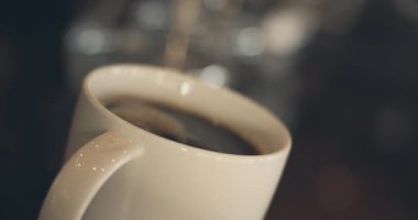 Geceleri masanın üzerindeki sıcak kahveyi kapat..