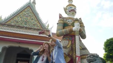 Bir çift turist gezisi ve Antik Tapınak Wat Arun Tayland 'da bir fotoğraf.
