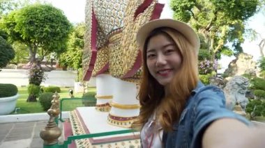 Genç Asya çift turist Backpackers Bangkok antik Tay tapınağında seyahat, Tayland.