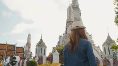 Genç Asya çift turist Backpackers Bangkok antik Tay tapınağında seyahat, Tayland.