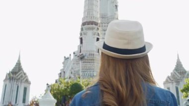 Genç Asya çift turist Backpackers Bangkok antik Tay tapınağında seyahat, Tayland.