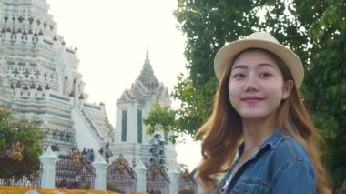 Genç Asya çift turist Backpackers Bangkok antik Tay tapınağında seyahat, Tayland.