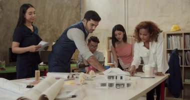 Şirket ekibi iş arkadaşlarıyla çalışıyor, toplantı yapıyor ve modern ofiste rahatlıyor.. 