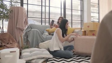 Kanepede oturan birkaç Asyalı kadın selfie gülümsemesi ve mutluluk için cep telefonu kullanıyor.