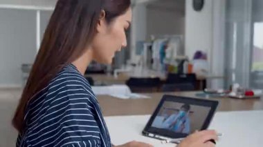 Genç Asyalı kadın hastaya teşhis koymak için doktorla görüntülü görüşme yapıyor. Tıbbi İnternet.